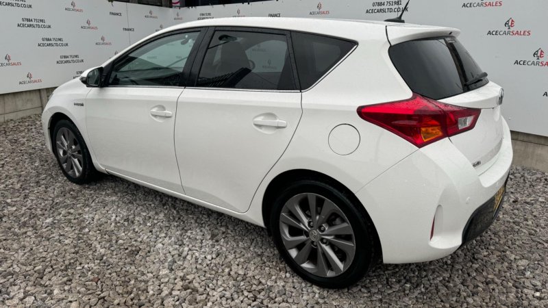 TOYOTA AURIS