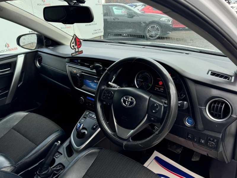 TOYOTA AURIS