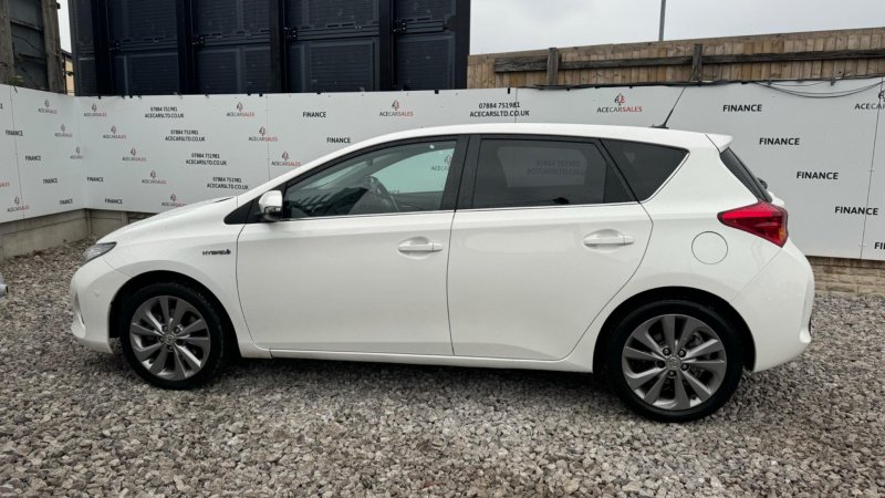 TOYOTA AURIS