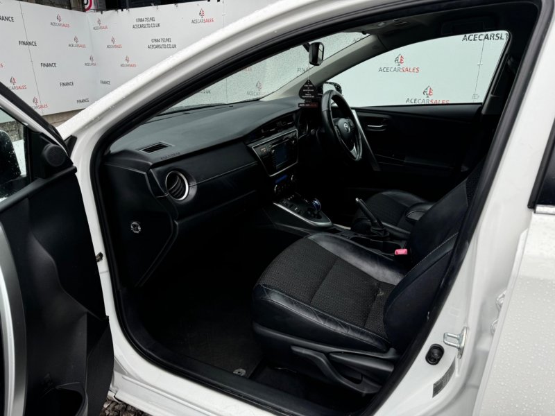 TOYOTA AURIS